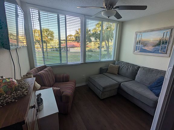 3rd image of 4710 Bay St NE #200