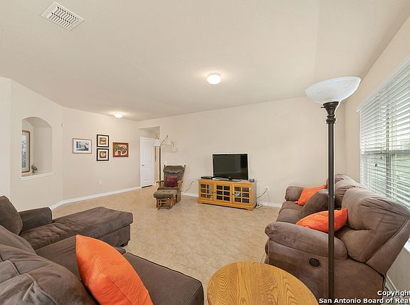 4th image of 806 Hagen Way