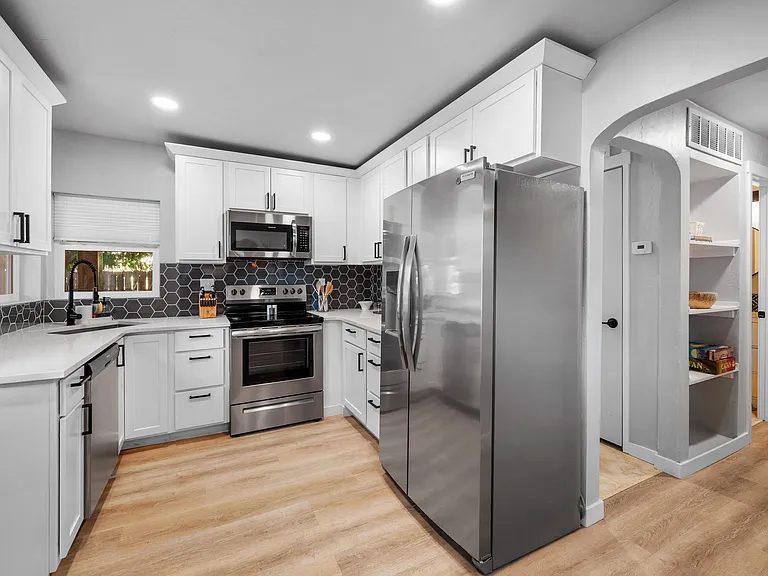 2215 W Kootenai St — Photo 2