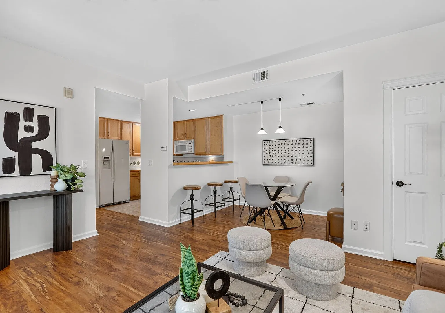 Bright & Modern 2 Bed / 2 Bath Condo — Photo 3