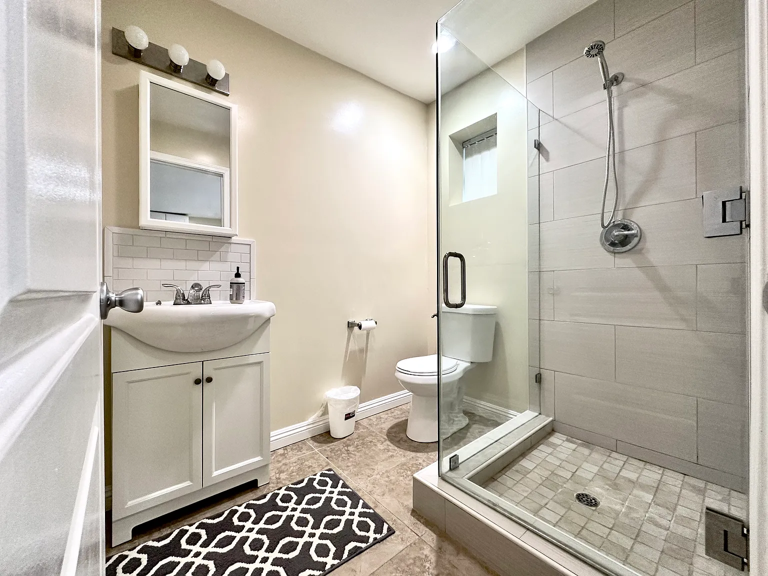 20425 Aetna St — Photo 4