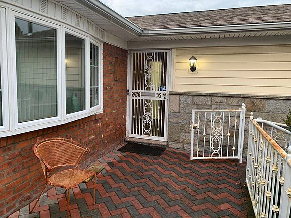 3rd image of 2250 Renfrew Ave