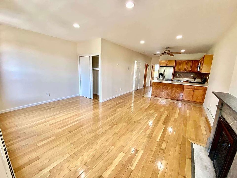 1st image of 702 De Graw St #3