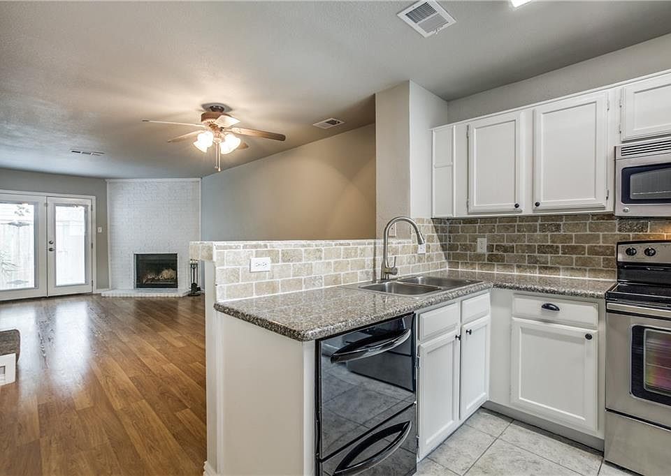 1st image of 613 Carriagehouse Ln APT 4