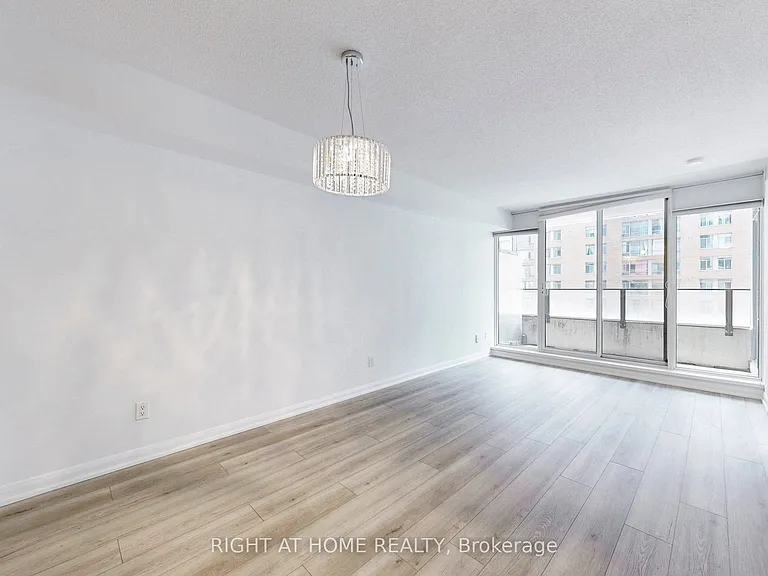 111 Elizabeth St #818 — Photo 10