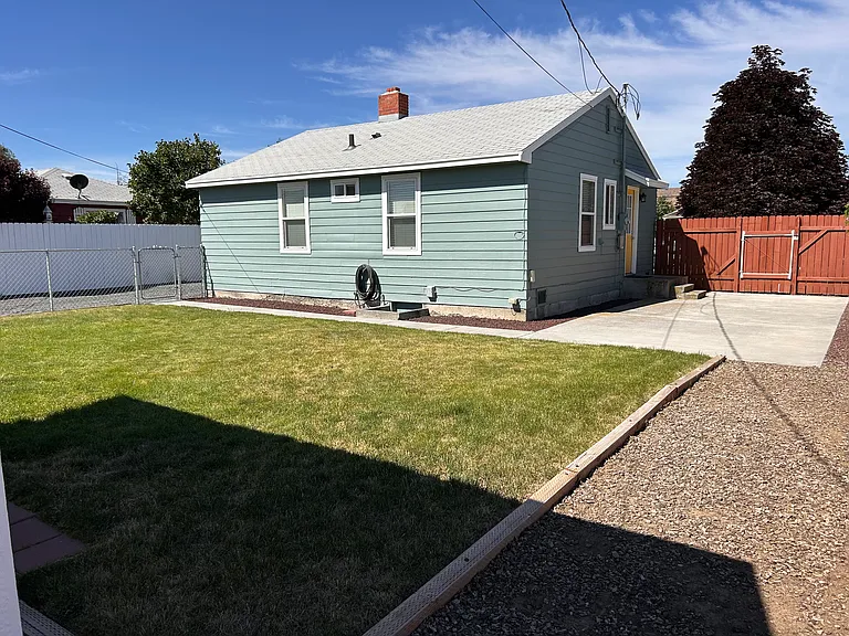 130 G St NE — Photo 2