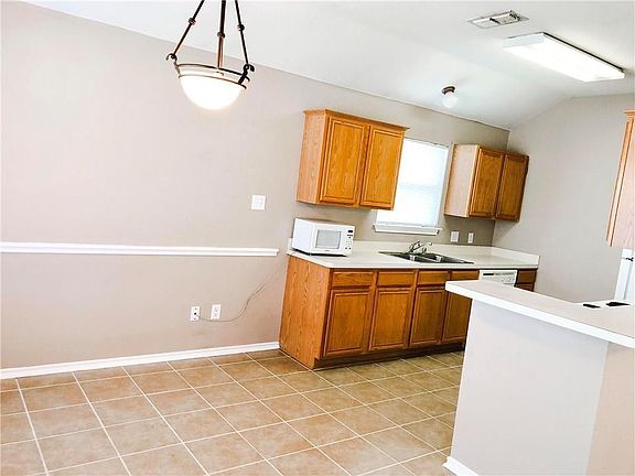 4th image of 320 W Windsor Dr