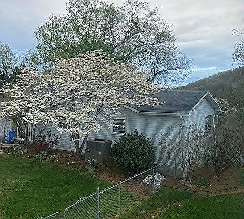 5th image of 903 Rolling Hills Dr