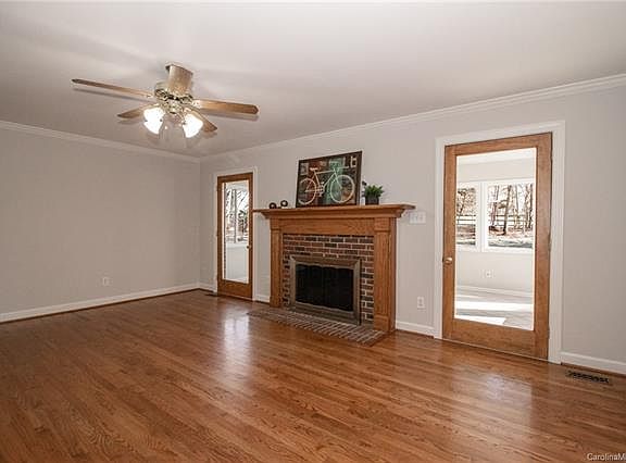 4th image of 300 Farmstead Ln