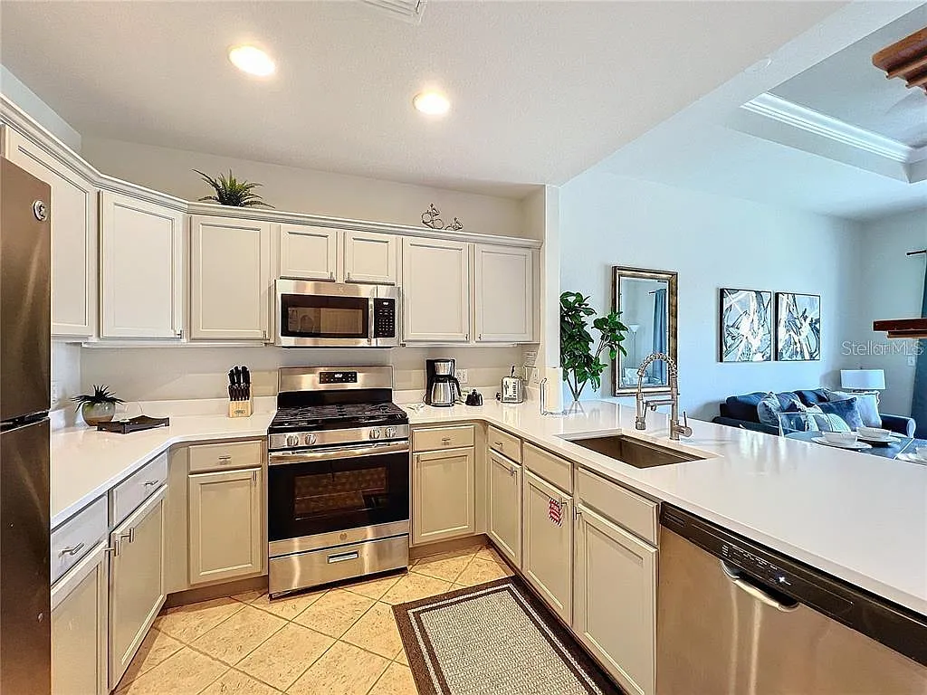 3 bed, 3.0 bath, 2124 sqft, $2,700 — Photo 3
