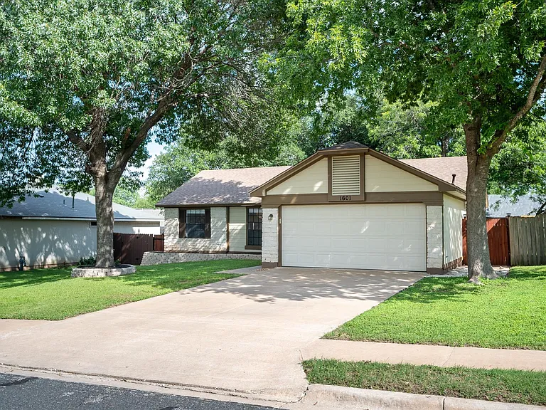 1601 Primrose Trl — Photo 2
