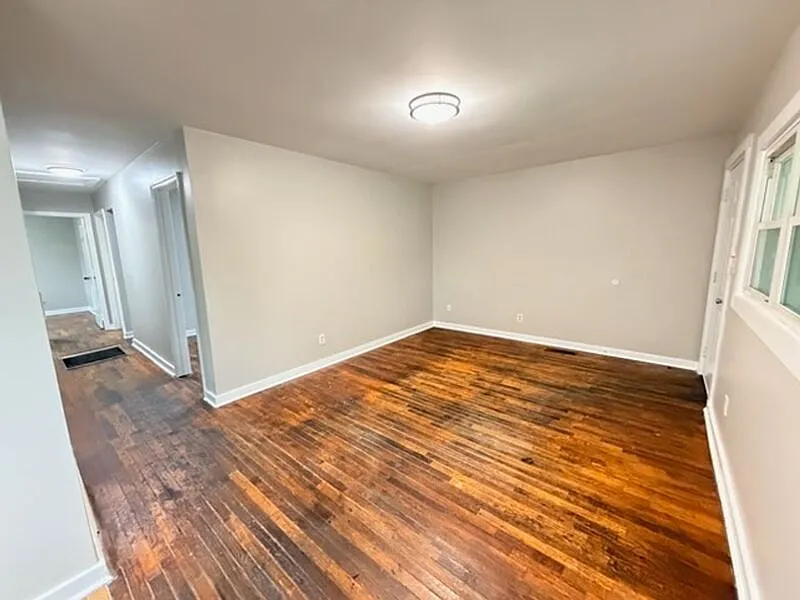 3 bed, 1.0 bath, 912 sqft, $949 — Photo 2