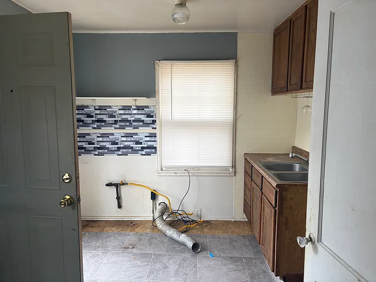 1715 N Bourland Ave — Photo 5