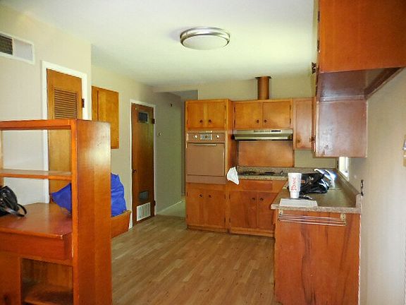4th image of 416 Louise St