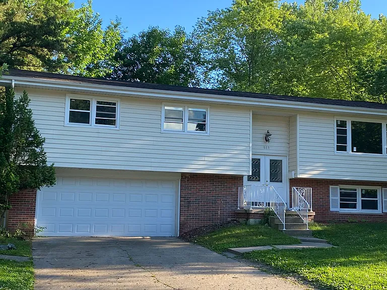 883 Roanoke Dr — Photo 2