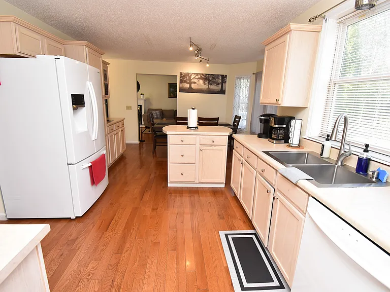 2570 Country Club Dr — Photo 13