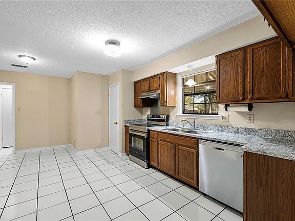 5th image of 39588 Walnut Dr