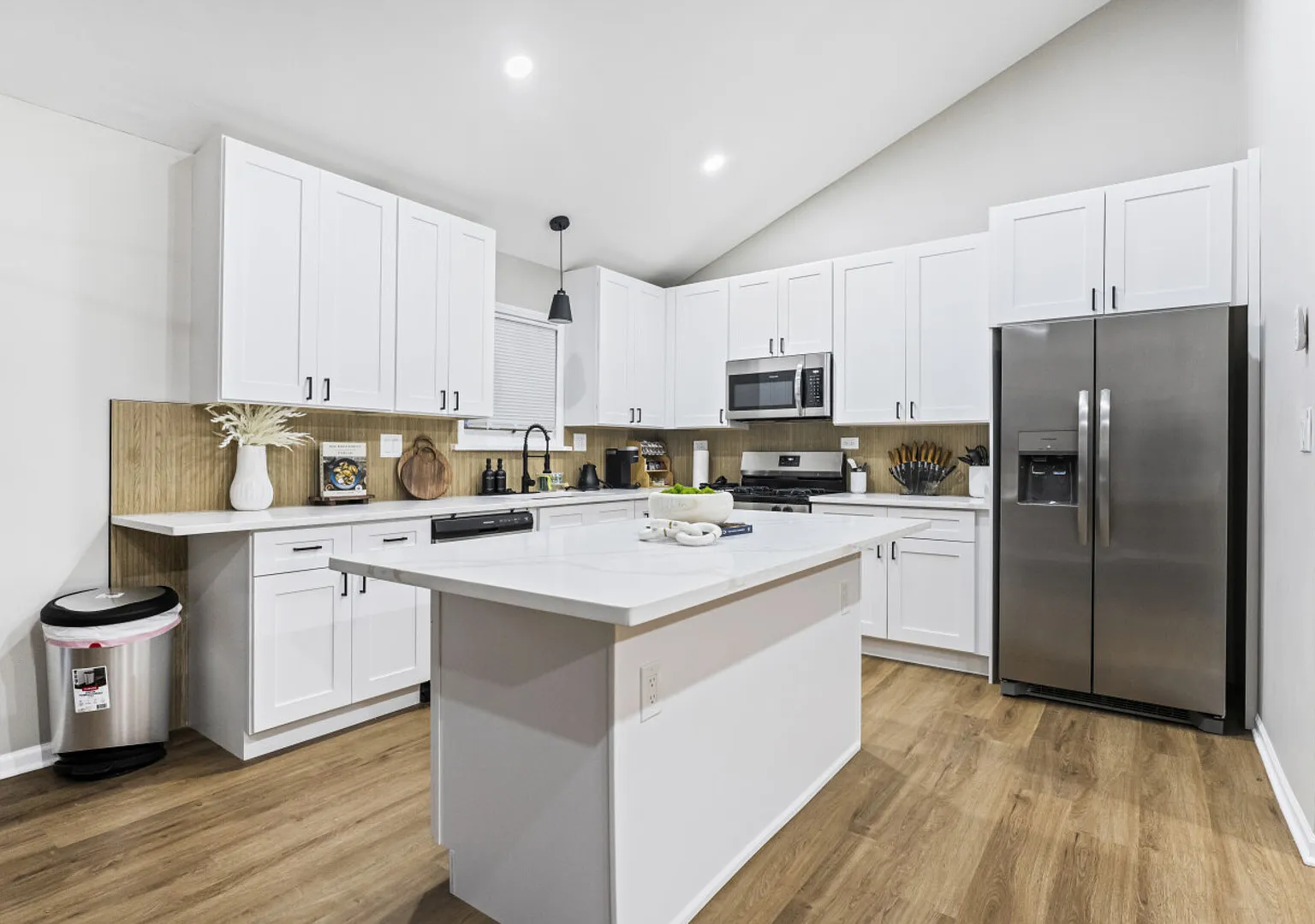 Mt. Prospect 4BR Haven Awaits — Photo 4