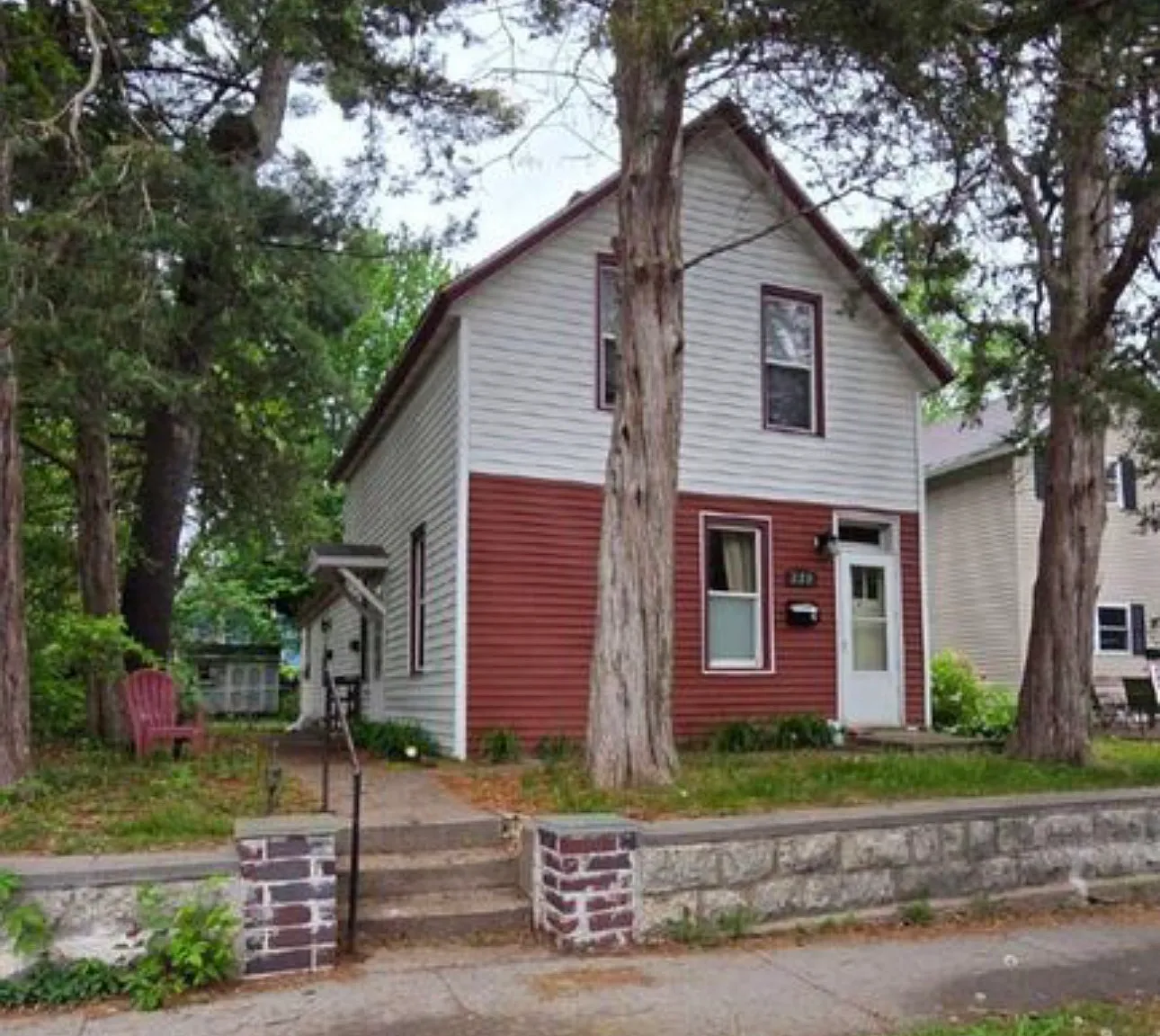 228 William St N — Photo 1