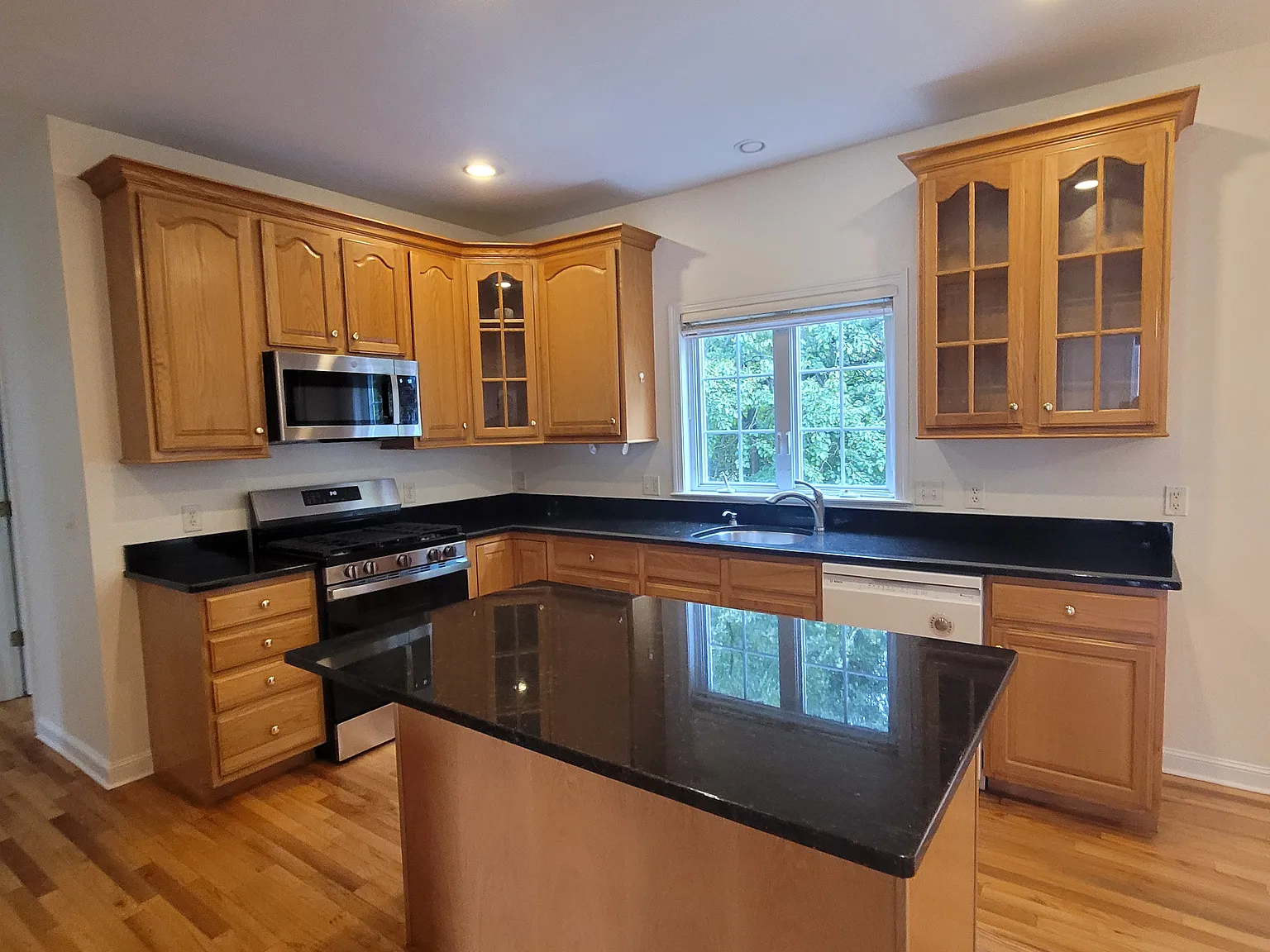 5 bed, 3.5 bath, 2920 sqft, $5,500 — Photo 2