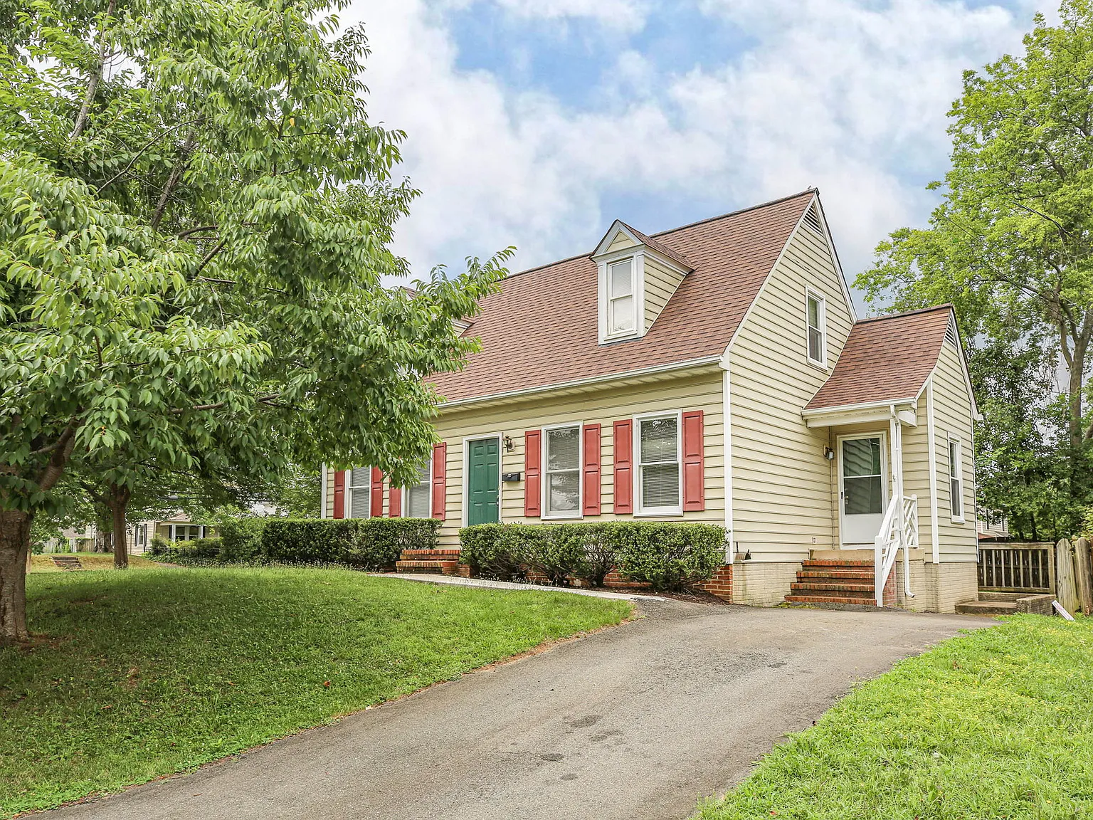 1002 Stafford Ave — Photo 1