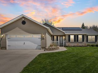 1955 Charleston Dr, Marion, IA 52302