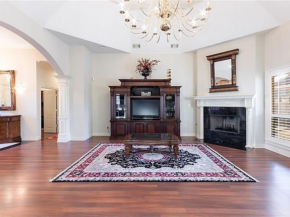 5th image of 305 Sonoma Ct
