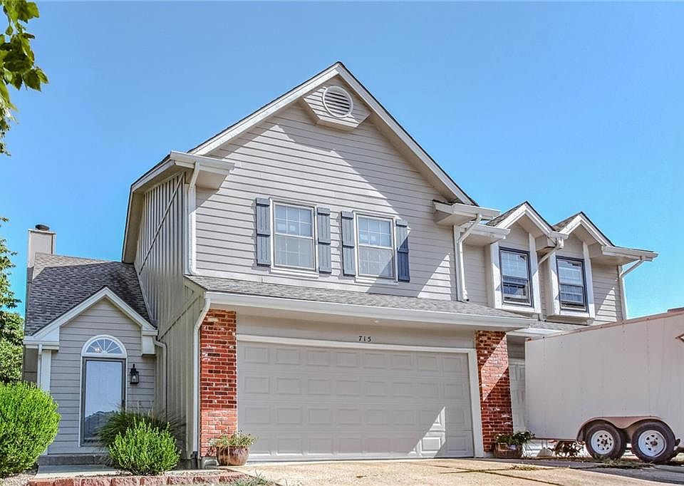 1st image of 715 SE Vista Dr