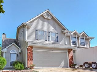 715 SE Vista Dr, Lees Summit, MO 64063