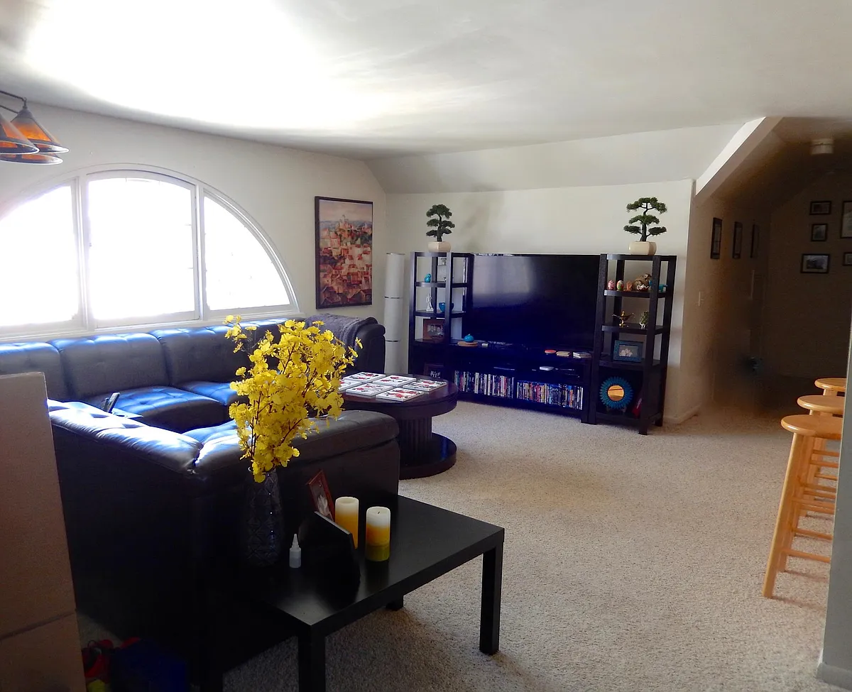 Large Living room has fabulous, large antique "fan" window. - 12 Strathallan Park #5