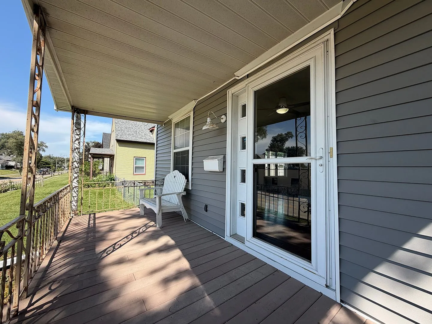 $2,000 | 3 Bedroom 2 Bath | 2 Car Detached Garage | Large Fenced Backyard — Photo 4