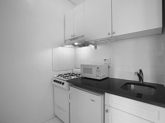 4th image of 19 W 69th St APT 902