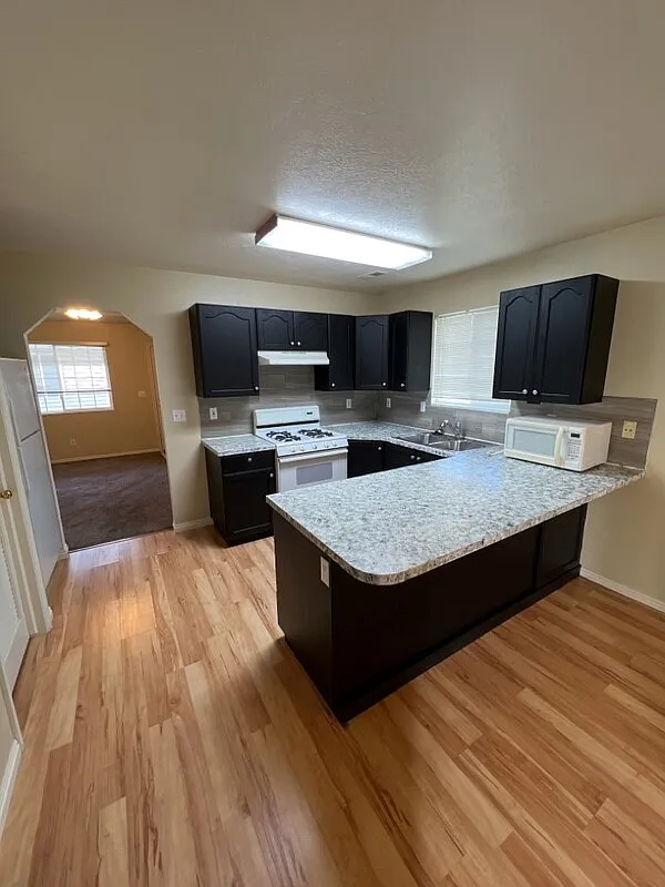 2 bed, 1.5 bath, 1306 sqft, $1,500 — Photo 3
