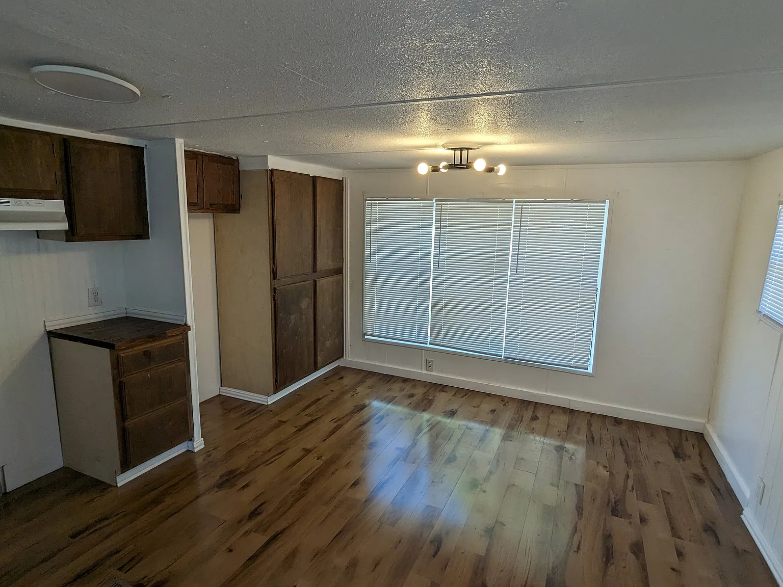 3 bed, 1400 sqft, $995 — Photo 2