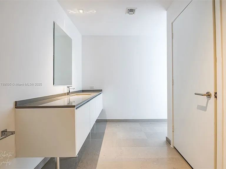 88 SW 7th St #1004 — Photo 11
