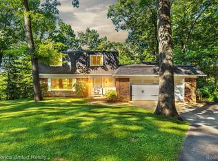 3801 Glen Hills Dr, Hartland, MI 48353