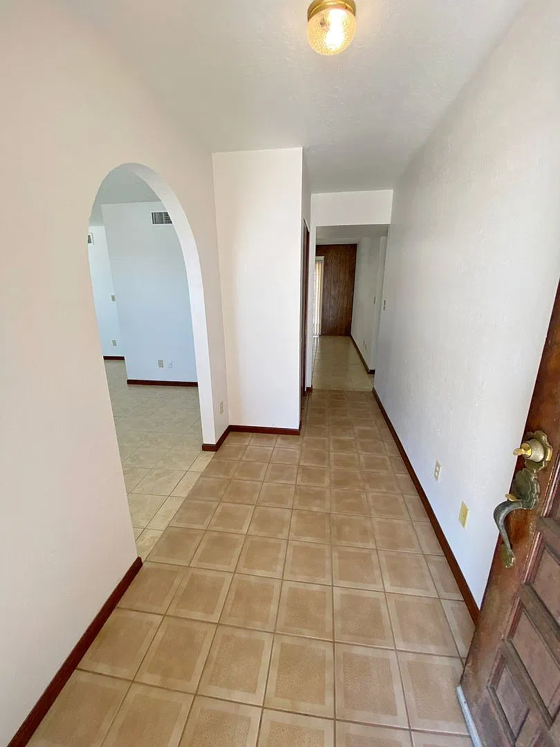 3 Bedroom 2 Bathroom corner lot in Glendale — Photo 3
