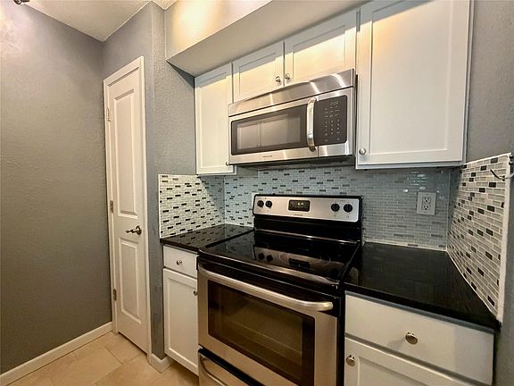 3rd image of 3204 Manchaca Rd APT 302