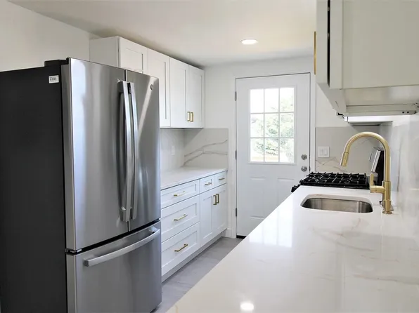 733 Irving Place image 3 of 9