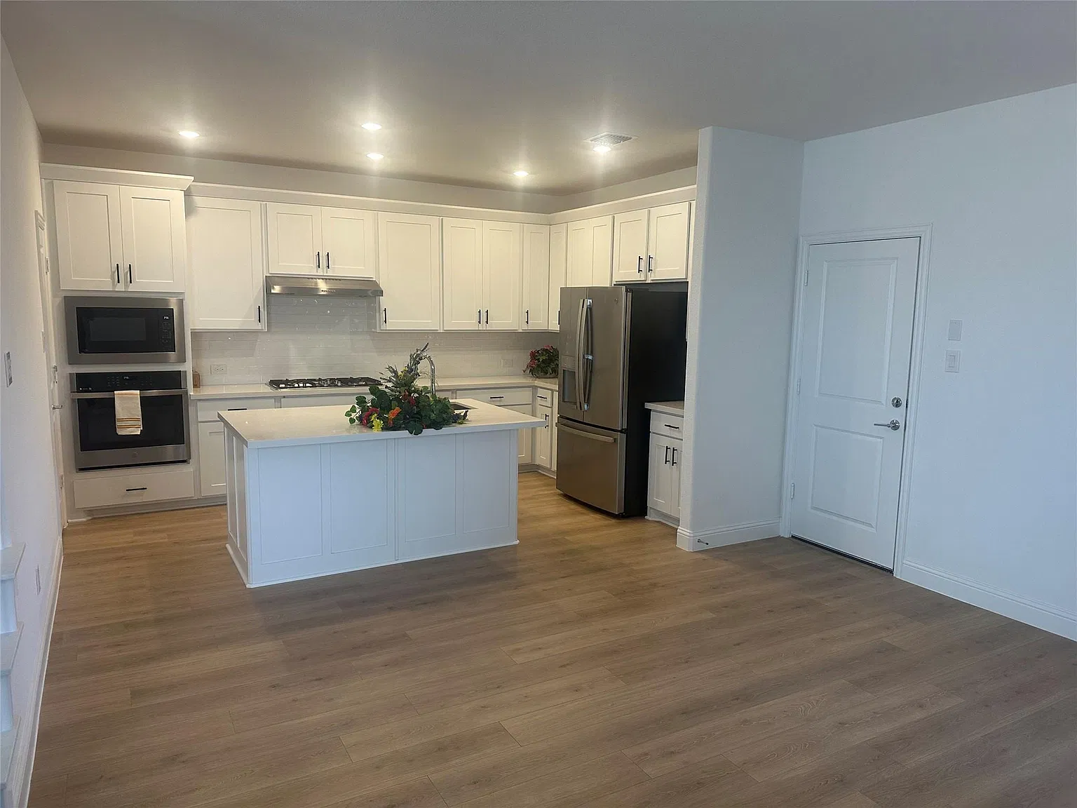 4 bed, 1956 sqft, $2,400 — Photo 4