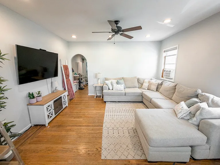 222 E Henry St #1 — Photo 3