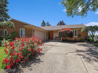 1970 Lyster Ln, Troy, MI 48085