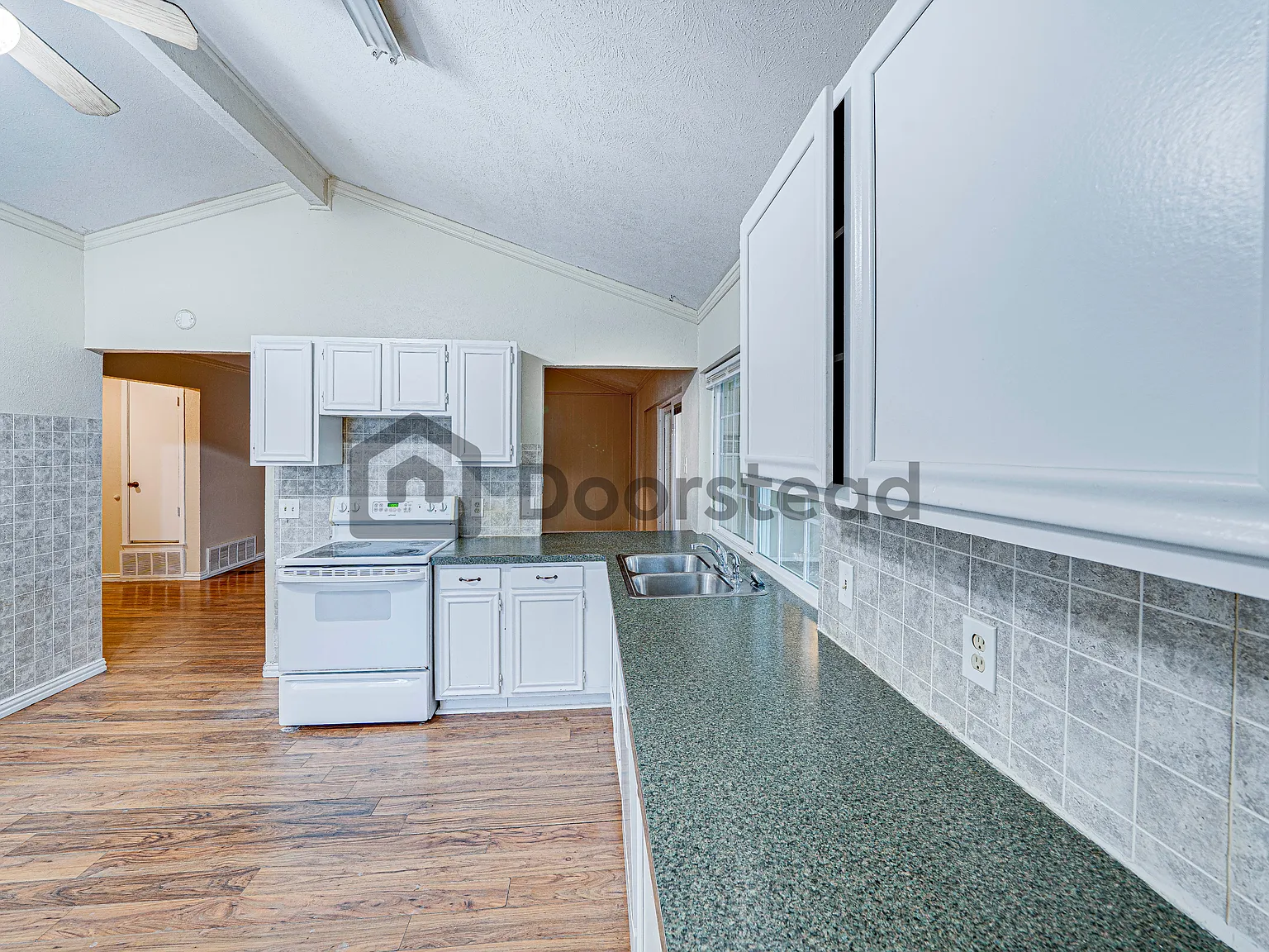 3 bed, 2.0 bath, 1474 sqft, $2,010 — Photo 2