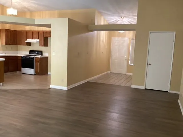 4660 Grandview Dr — Photo 4