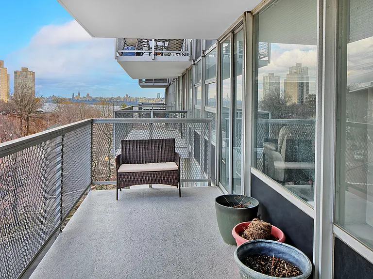 6050 Boulevard East #5E — Photo 4