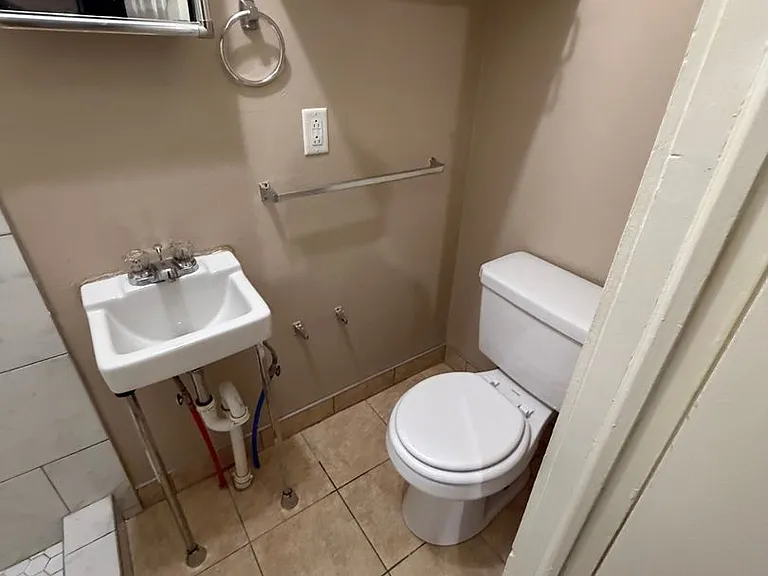 2409 S Calhoun St — Photo 5