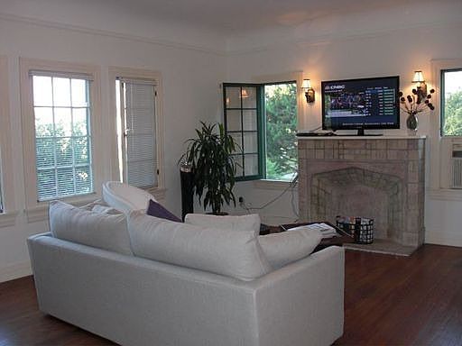 4th image of 410 N Bronson Ave
