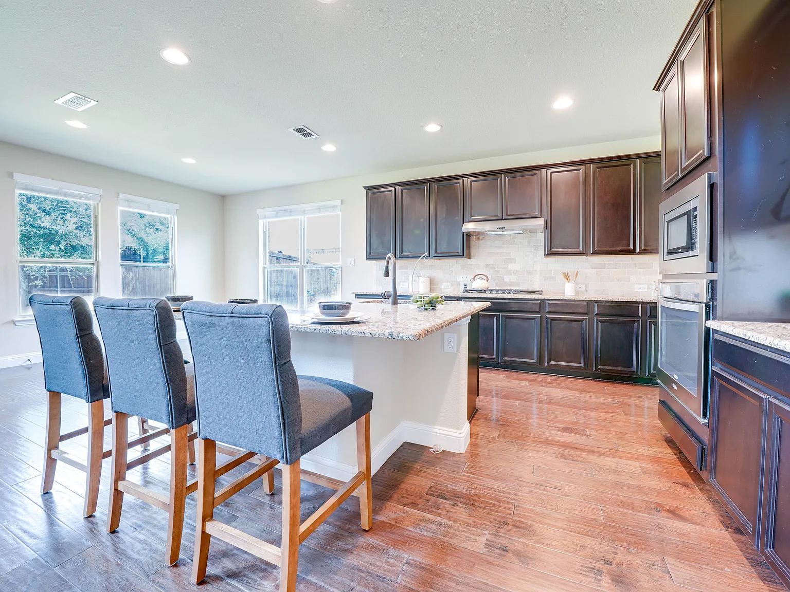 5 bed, 4.5 bath, 4194 sqft, $3,950 — Photo 3