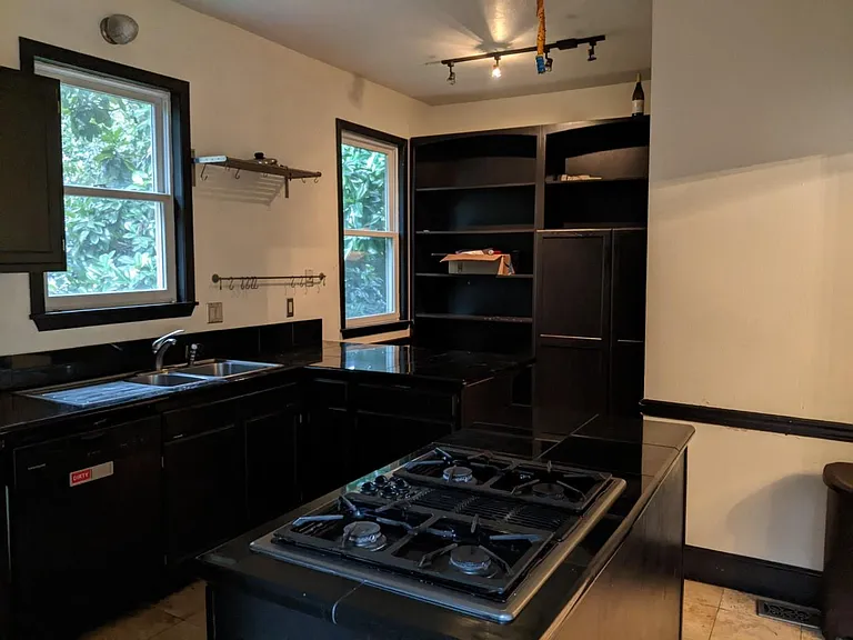 2121 E Cherry St — Photo 7