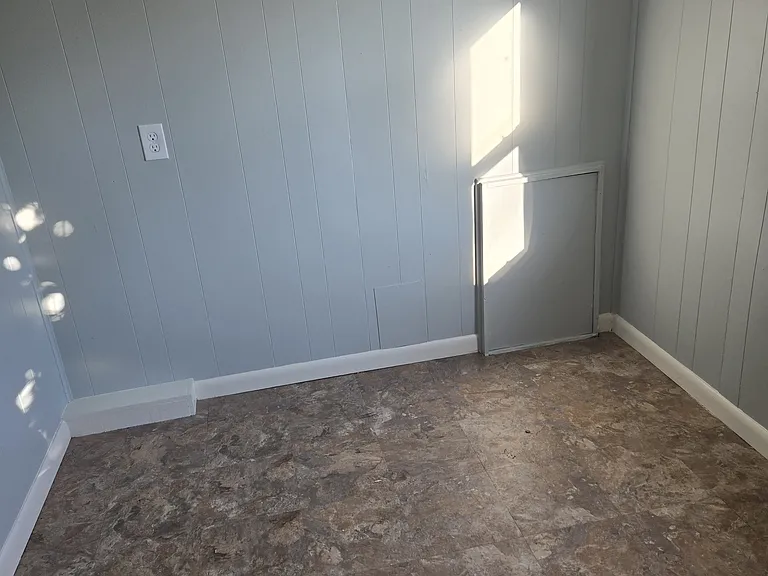 Great office space or nursery/kids room